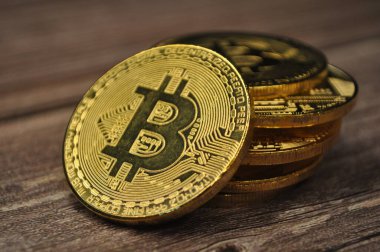Altın ve gümüşün makro görüntüsü Bitcoin sembollü parlak paralar