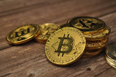 Altın ve gümüşün makro görüntüsü Bitcoin sembollü parlak paralar