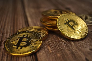 Altın ve gümüşün makro görüntüsü Bitcoin sembollü parlak paralar