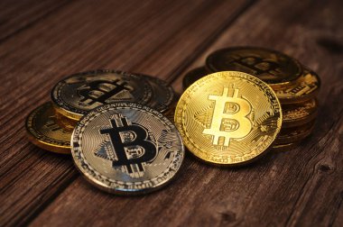 Altın ve gümüşün makro görüntüsü Bitcoin sembollü parlak paralar