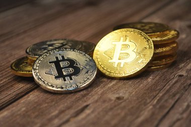 Altın ve gümüşün makro görüntüsü Bitcoin sembollü parlak paralar