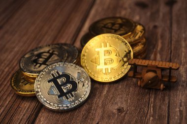Altın ve gümüşün makro görüntüsü Bitcoin sembollü parlak paralar