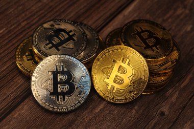 Altın ve gümüşün makro görüntüsü Bitcoin sembollü parlak paralar