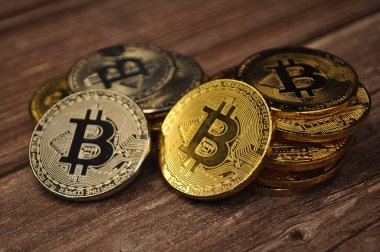 Altın ve gümüşün makro görüntüsü Bitcoin sembollü parlak paralar