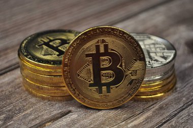 Altın ve gümüşün makro görüntüsü Bitcoin sembollü parlak paralar