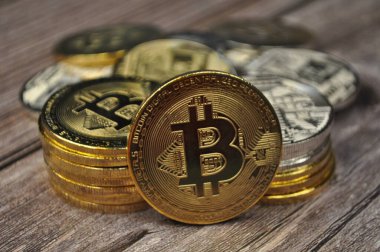 Altın ve gümüşün makro görüntüsü Bitcoin sembollü parlak paralar