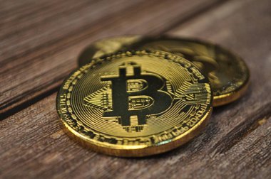 Altın ve gümüşün makro görüntüsü Bitcoin sembollü parlak paralar