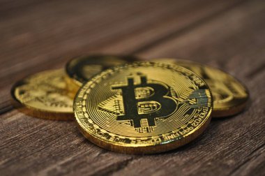 Altın ve gümüşün makro görüntüsü Bitcoin sembollü parlak paralar
