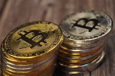 Altın ve gümüşün makro görüntüsü Bitcoin sembollü parlak paralar