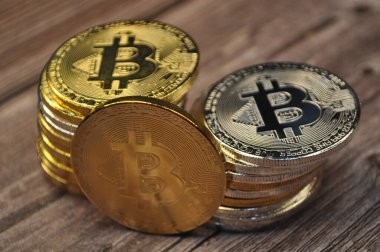 Altın ve gümüşün makro görüntüsü Bitcoin sembollü parlak paralar