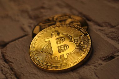 Altın ve gümüşün makro görüntüsü Bitcoin sembollü parlak paralar
