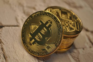 Altın ve gümüşün makro görüntüsü Bitcoin sembollü parlak paralar