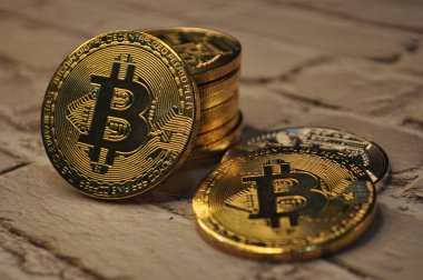 Altın ve gümüşün makro görüntüsü Bitcoin sembollü parlak paralar
