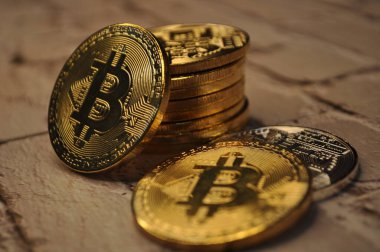 Altın ve gümüşün makro görüntüsü Bitcoin sembollü parlak paralar