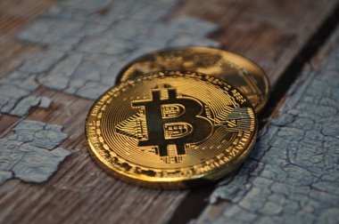 Altın ve gümüşün makro görüntüsü Bitcoin sembollü parlak paralar