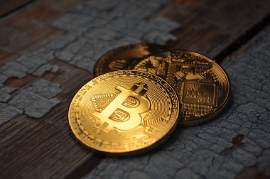 Altın ve gümüşün makro görüntüsü Bitcoin sembollü parlak paralar