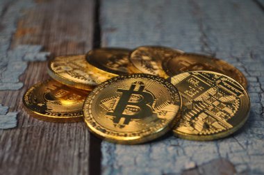 Altın ve gümüşün makro görüntüsü Bitcoin sembollü parlak paralar