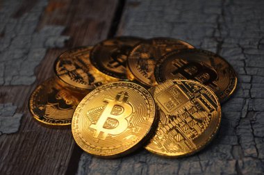 Altın ve gümüşün makro görüntüsü Bitcoin sembollü parlak paralar