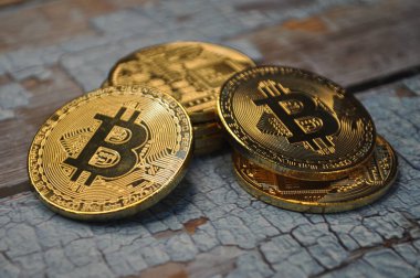 Altın ve gümüşün makro görüntüsü Bitcoin sembollü parlak paralar