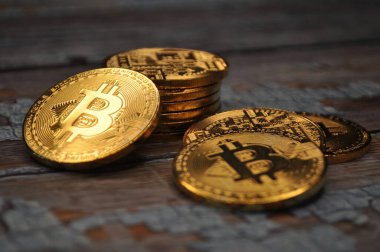 Altın ve gümüşün makro görüntüsü Bitcoin sembollü parlak paralar