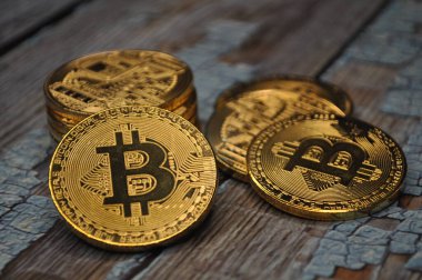 Altın ve gümüşün makro görüntüsü Bitcoin sembollü parlak paralar