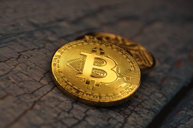 Altın ve gümüşün makro görüntüsü Bitcoin sembollü parlak paralar