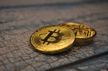 Altın ve gümüşün makro görüntüsü Bitcoin sembollü parlak paralar