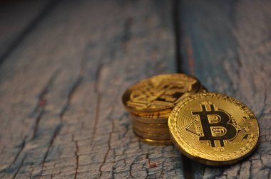 Altın ve gümüşün makro görüntüsü Bitcoin sembollü parlak paralar