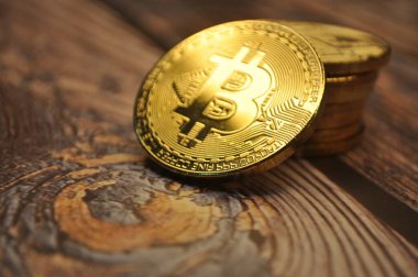 Altın ve gümüşün makro görüntüsü Bitcoin sembollü parlak paralar