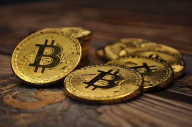 Altın ve gümüşün makro görüntüsü Bitcoin sembollü parlak paralar