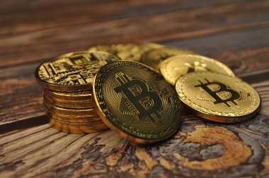 Altın ve gümüşün makro görüntüsü Bitcoin sembollü parlak paralar