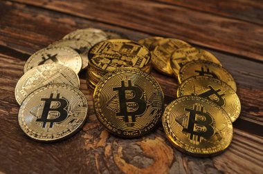 Altın ve gümüşün makro görüntüsü Bitcoin sembollü parlak paralar