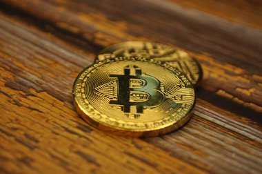 Altın ve gümüşün makro görüntüsü Bitcoin sembollü parlak paralar