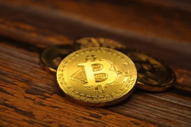 Altın ve gümüşün makro görüntüsü Bitcoin sembollü parlak paralar