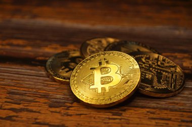 Altın ve gümüşün makro görüntüsü Bitcoin sembollü parlak paralar