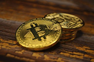 Altın ve gümüşün makro görüntüsü Bitcoin sembollü parlak paralar