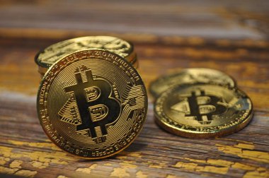 Altın ve gümüşün makro görüntüsü Bitcoin sembollü parlak paralar
