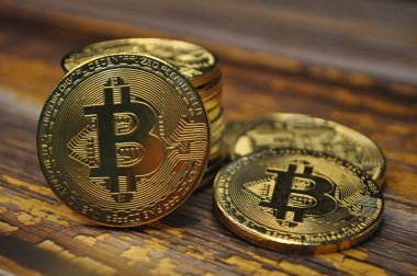 Altın ve gümüşün makro görüntüsü Bitcoin sembollü parlak paralar