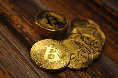 Altın ve gümüşün makro görüntüsü Bitcoin sembollü parlak paralar