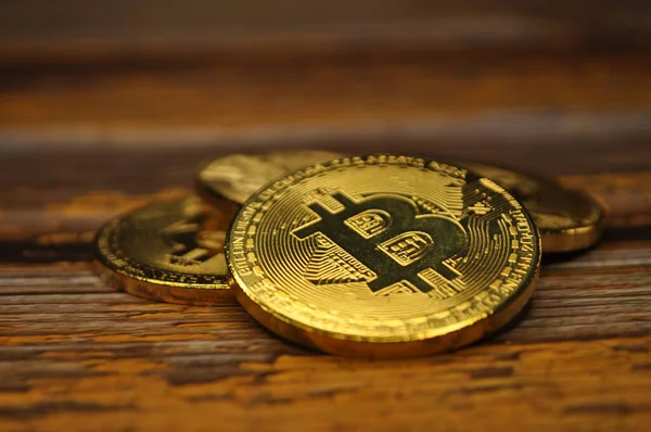 Altın ve gümüşün makro görüntüsü Bitcoin sembollü parlak paralar