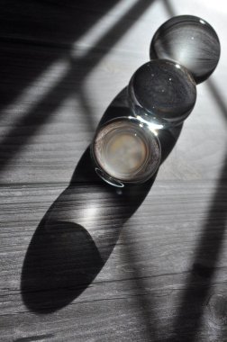 Parlak ışıklandırma ve lüks arka planı olan kristal cam küre.