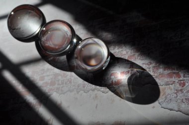 Parlak ışıklandırma ve lüks arka planı olan kristal cam küre.