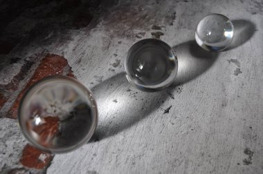 Parlak ışıklandırma ve lüks arka planı olan kristal cam küre.