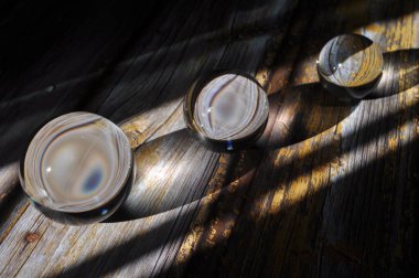 Parlak ışıklandırma ve lüks arka planı olan kristal cam küre.