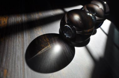 Parlak ışıklandırma ve lüks arka planı olan kristal cam küre.