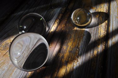 Parlak ışıklandırma ve lüks arka planı olan kristal cam küre.