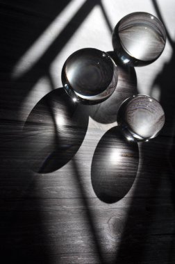 Parlak ışıklandırma ve lüks arka planı olan kristal cam küre.