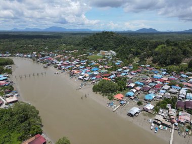 Nehir kıyısındaki bir balıkçı köyünde bir grup balıkçı teknesi ya da teknenin yukarıdan görünüşü.