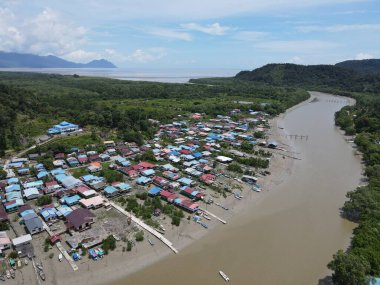 Nehir kıyısındaki bir balıkçı köyünde bir grup balıkçı teknesi ya da teknenin yukarıdan görünüşü.
