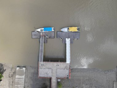 Nehir kıyısındaki bir balıkçı köyünde bir grup balıkçı teknesi ya da teknenin yukarıdan görünüşü.